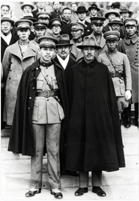 金兰共许山河事，一谏翻成霄壤仇。
1930 年，南京中山陵，少帅与蒋。
拍照当时