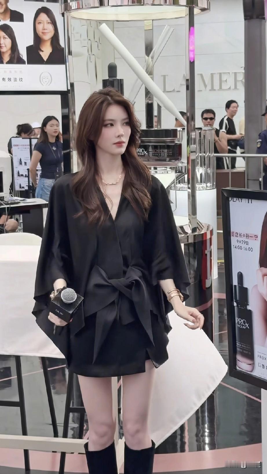 孙一宁身着一袭黑色套装，简约剪裁搭配精致穿搭