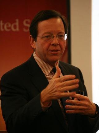 5月5日，据美国媒体报道，昨天，美国芝加哥大学政治学教授罗伯特、佩普（图1）称，