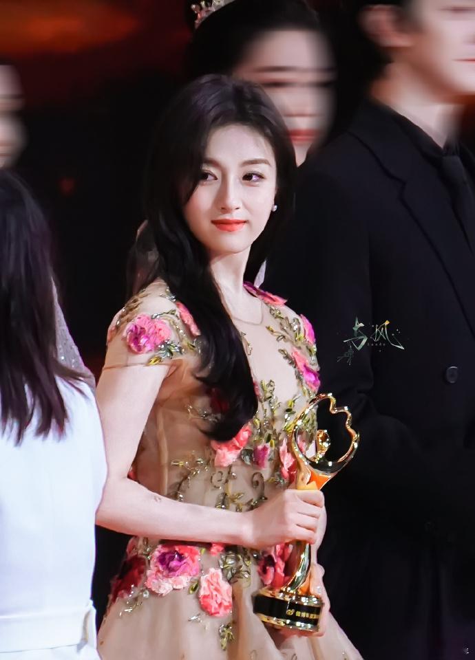 李兰迪，笑颜如花，一袭优雅的金色长裙，粉色花朵的点缀更显柔美  ​​​#时尚穿搭