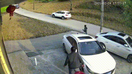 这黑车司机能逃过一劫也算命大了！云南昭通，一辆槽罐车在上坡时因刹车失灵发生后溜，