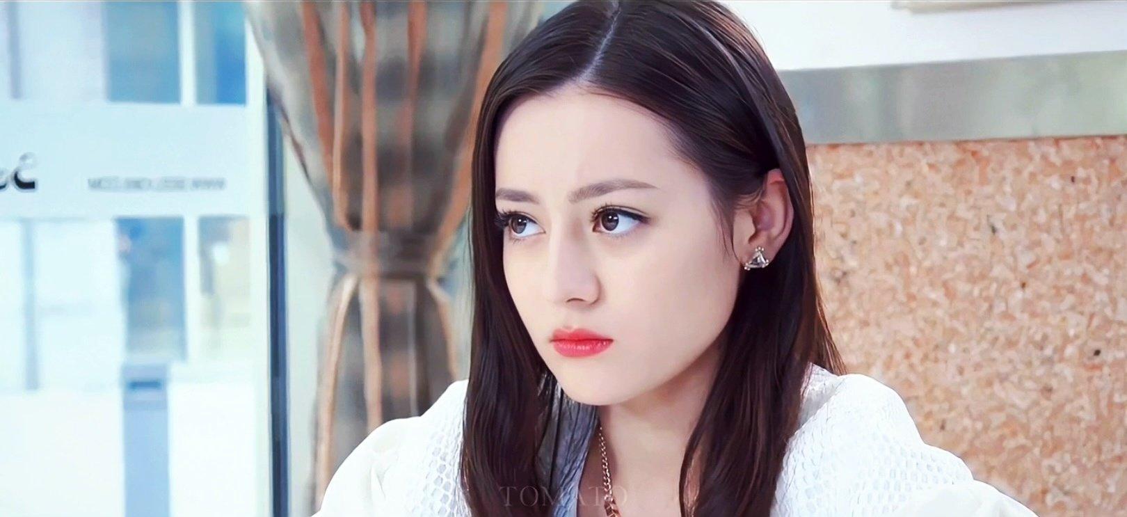 #迪丽热巴[超话]#我将思念藏进风里 年年有风 年年对你有思念  𝓘 𝔀𝓲