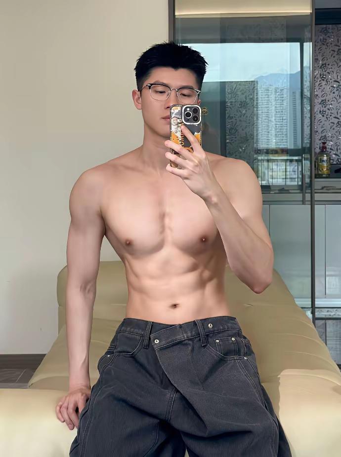 篮球体育生一般什么球都会点吧，特别是身材好的[呲牙]