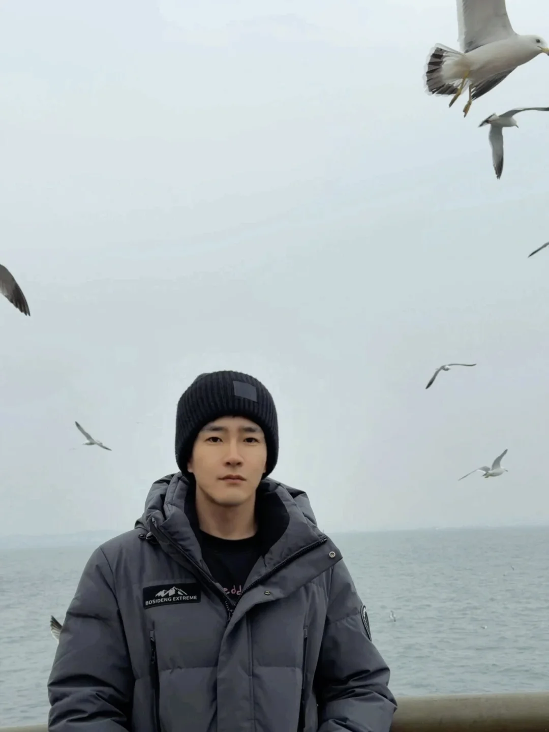 穿这么厚的羽绒服，肯定是去海边了