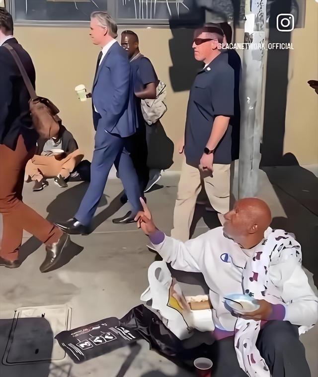 消息传回美国，美国人也知道斩杀线了：赶紧榨干最后剩余价值！

在美国，这种斩杀线