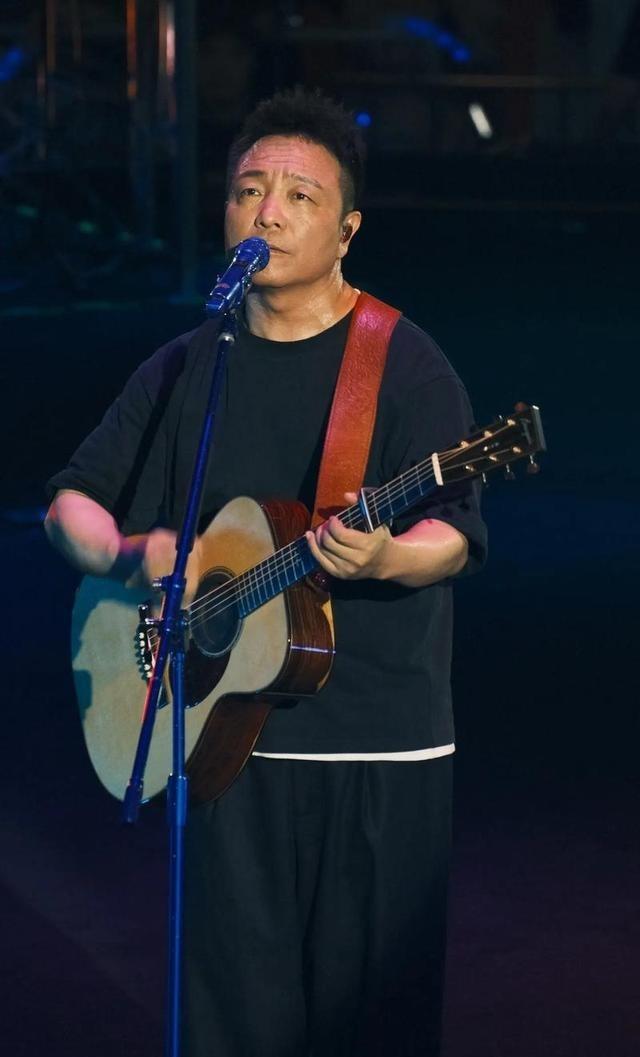 1995年，田震对许巍说：“我想买你一首歌，多少钱都行！”许巍却说：“我的歌你随