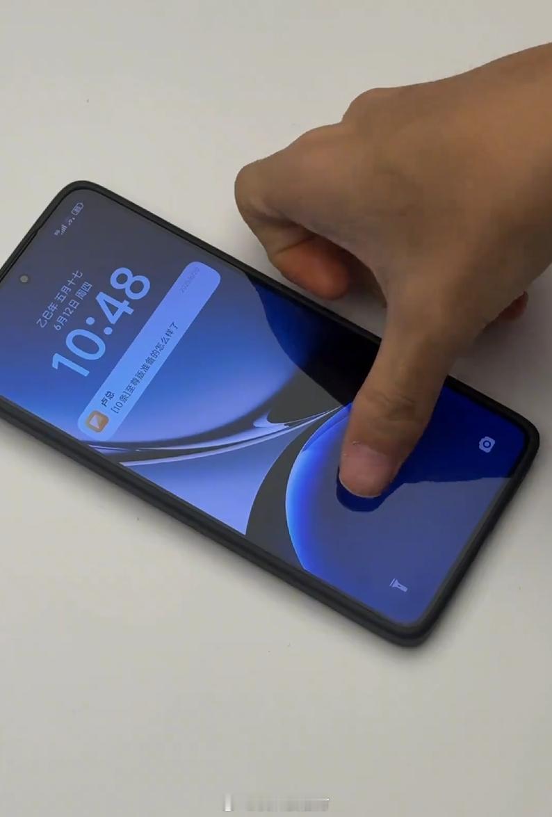 【REDMI K80至尊版来了 对标友商数字旗舰：音质、屏幕等全拉满】今日，小米