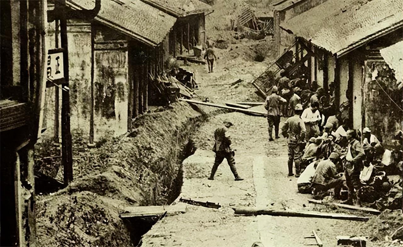 1940年，江苏省的一个宁静小镇，被战争的阴霾笼罩得密不透风。三名日军士兵，带着
