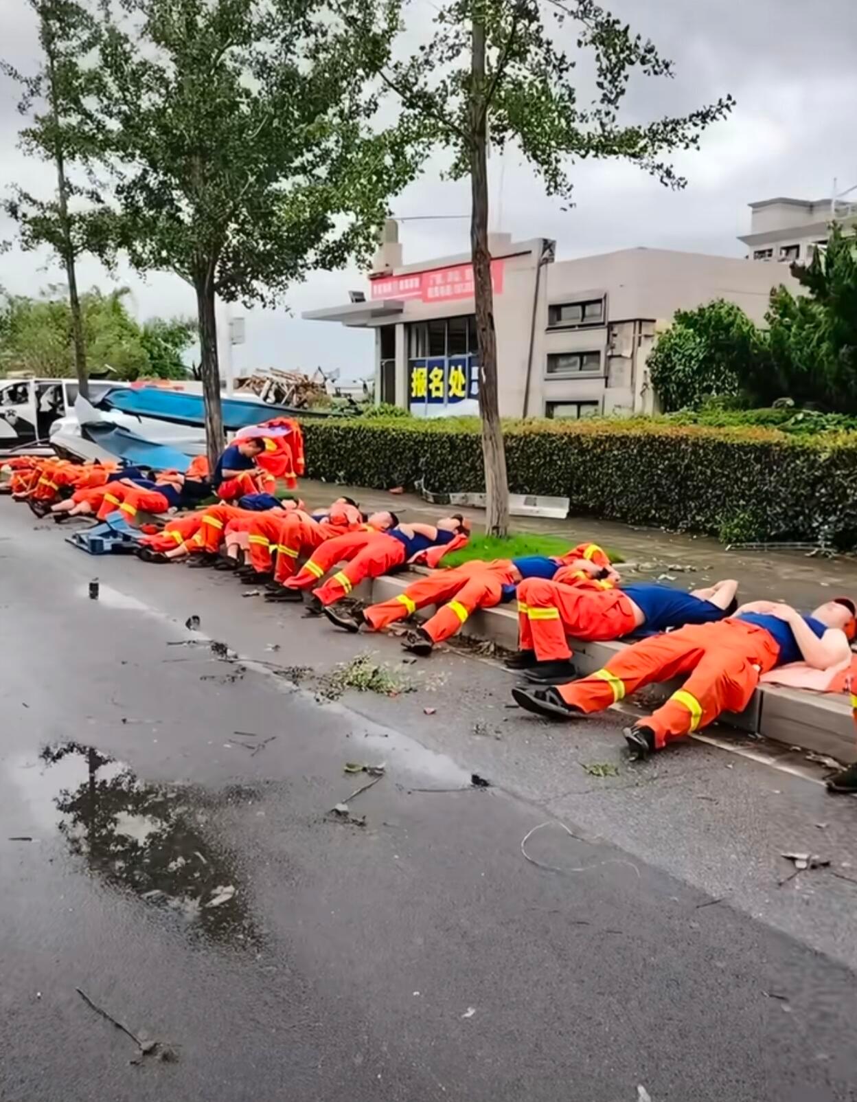 清淤现场村民朝子弟兵竖起大拇指洪水退去后，便开始进行清淤工作。致敬这群人民子弟兵