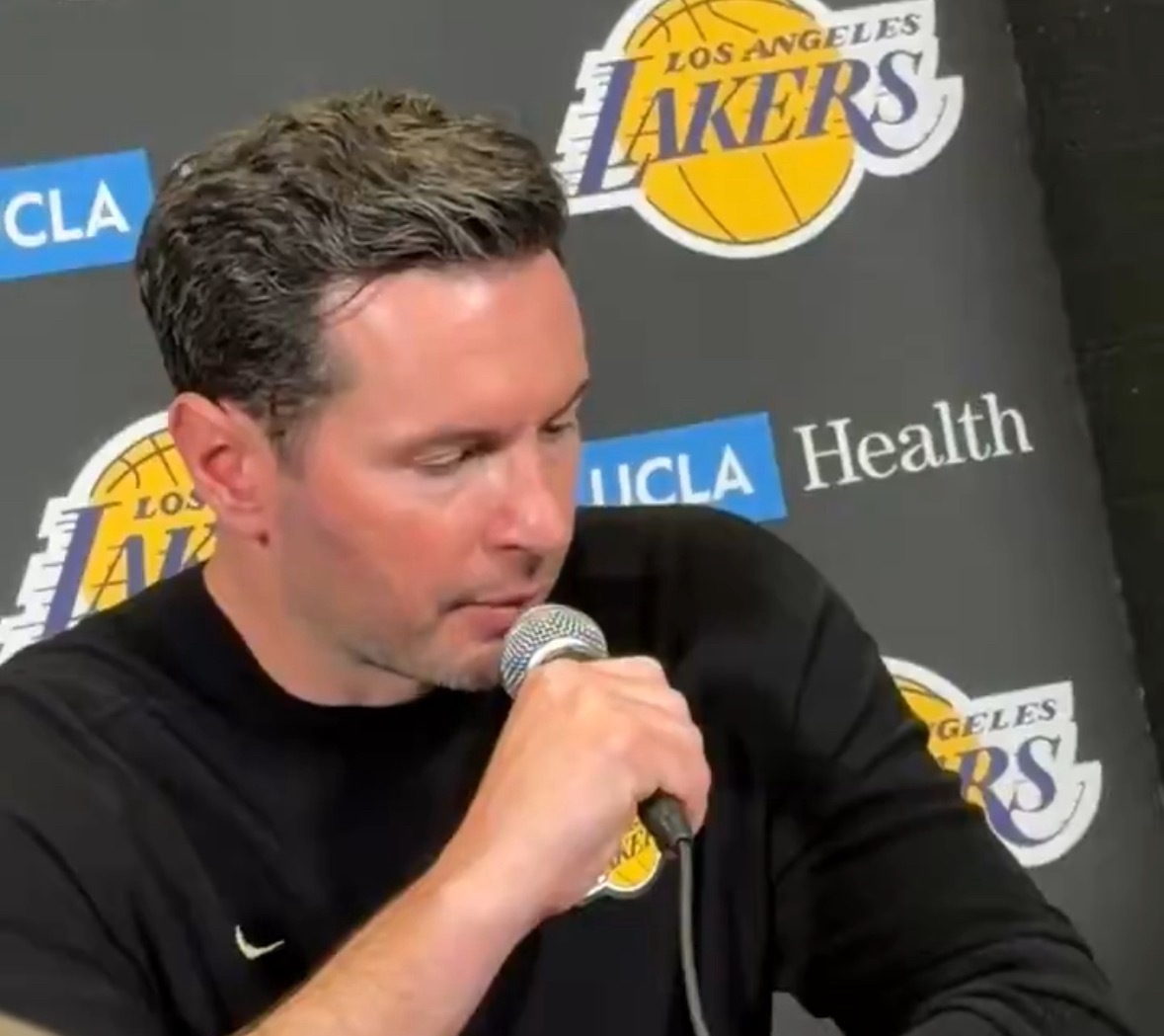 雷迪克：“显然开局打得不好，而且我们下半场还丢了5个上篮……罚球和上篮不进，这才