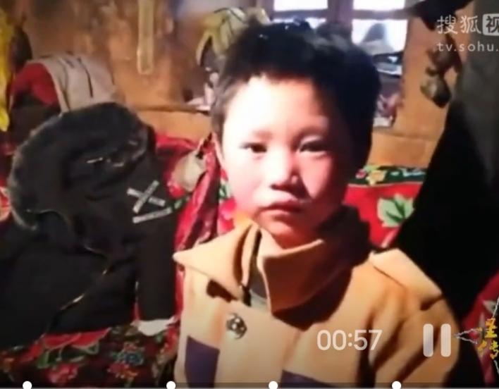 “上人民日报了！”云南昭通一名三年级小男孩，突然在全网火了。
 
没有滤镜、没有