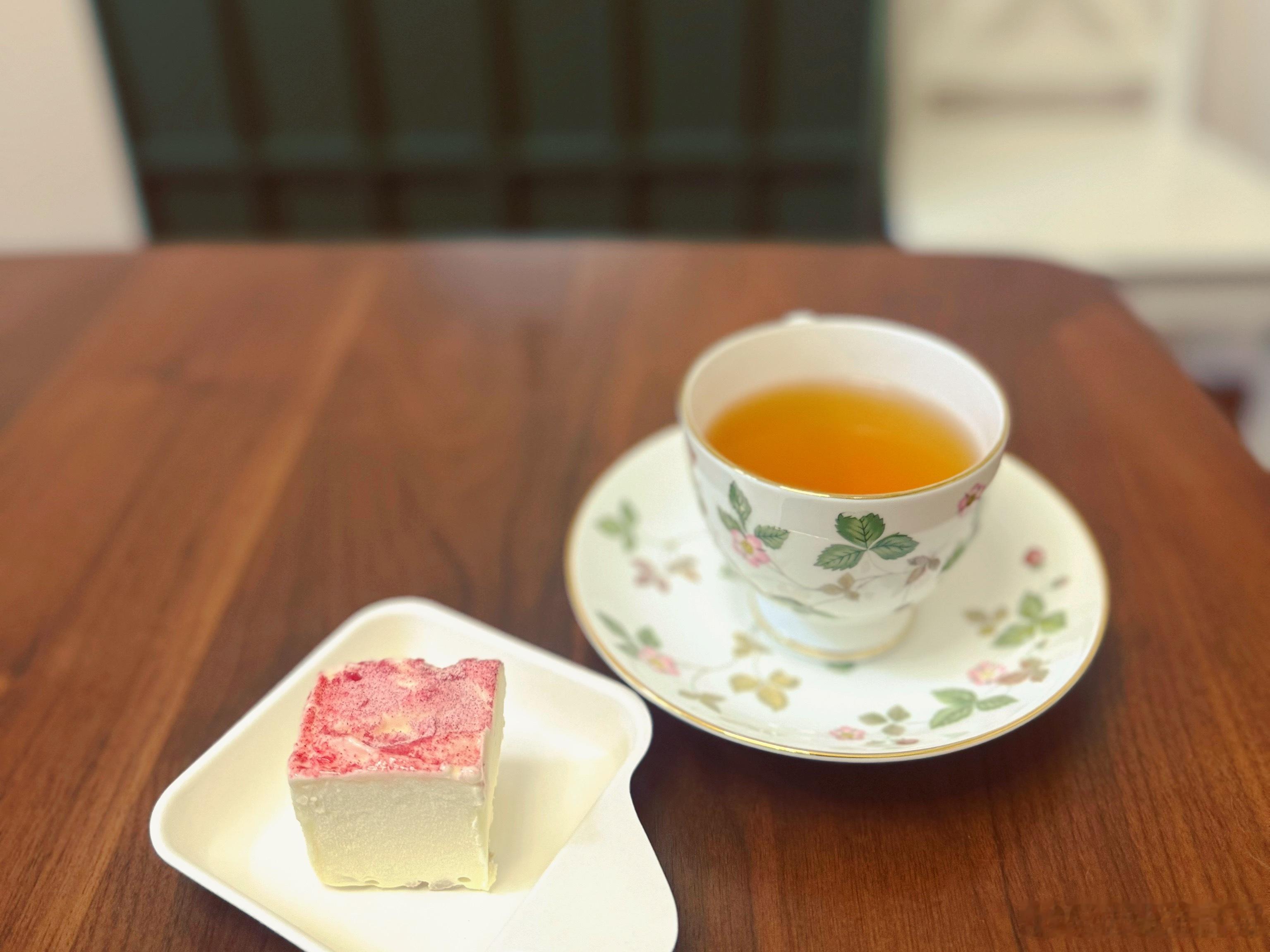 21cake 的荔枝海盐冰淇淋蛋糕。上次配香槟，今天配九曲红梅，冷配热另外的风味
