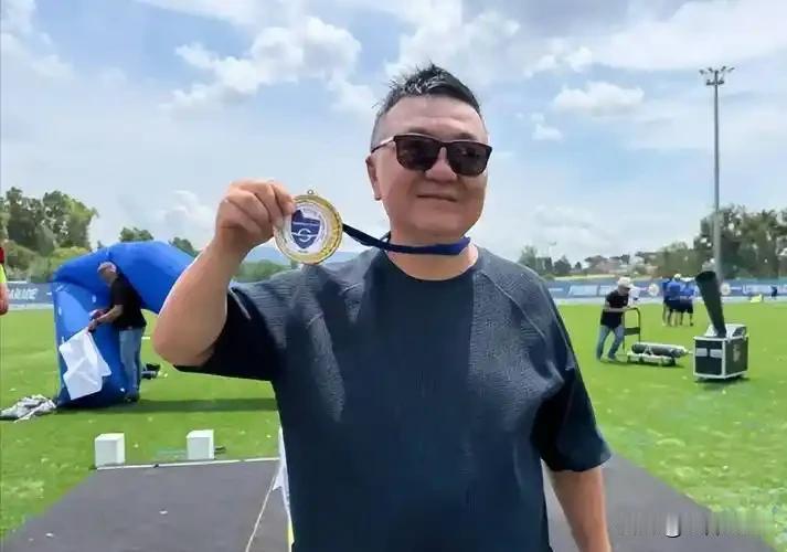 董路带着一个没编制的少年足球队在意大利得了冠军，可喜可贺！
问题来了，正是这个冠