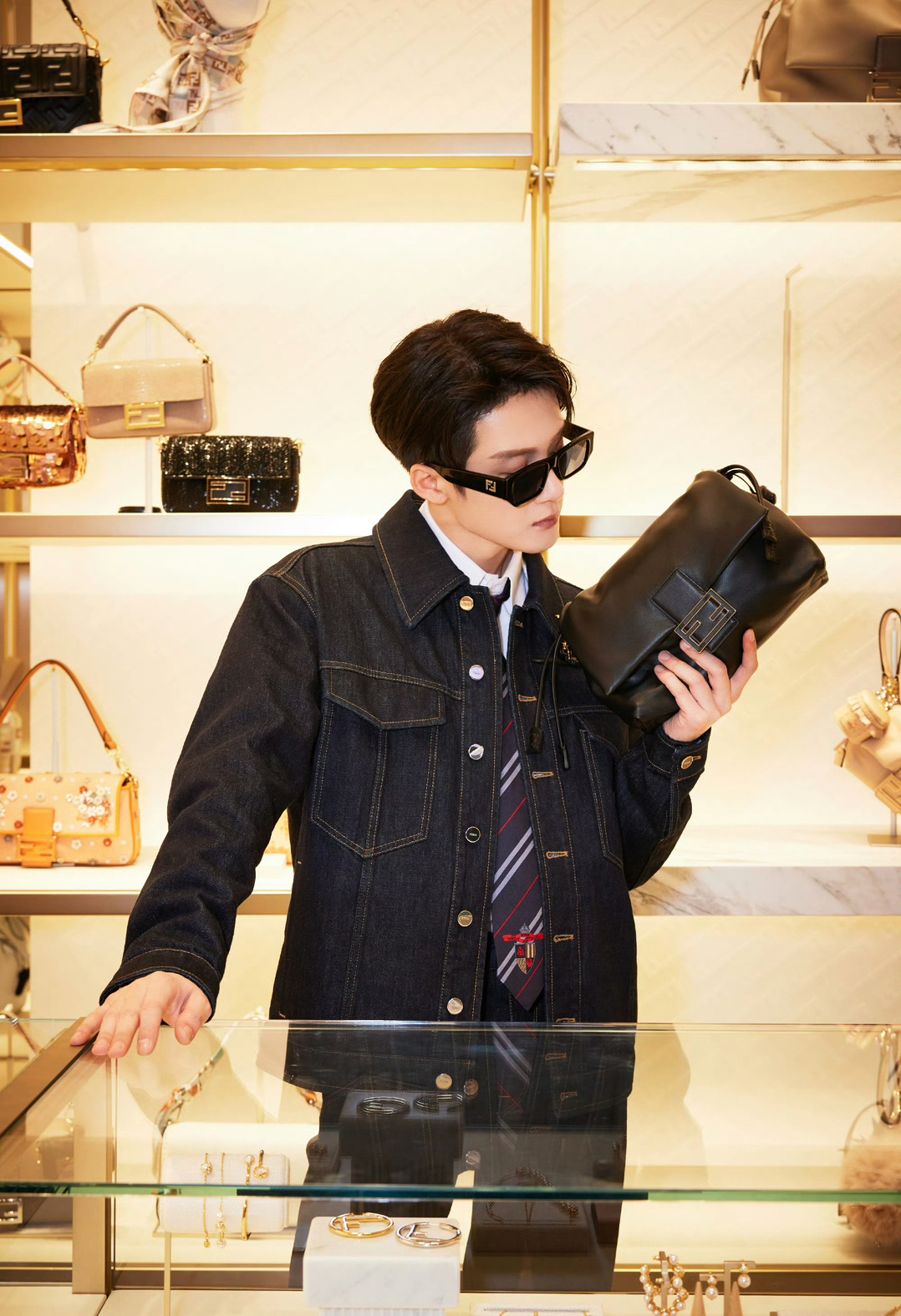 檀健次米兰时装周 Fendi 探店造型，身穿品牌2025春夏系列丹宁套装，作为品