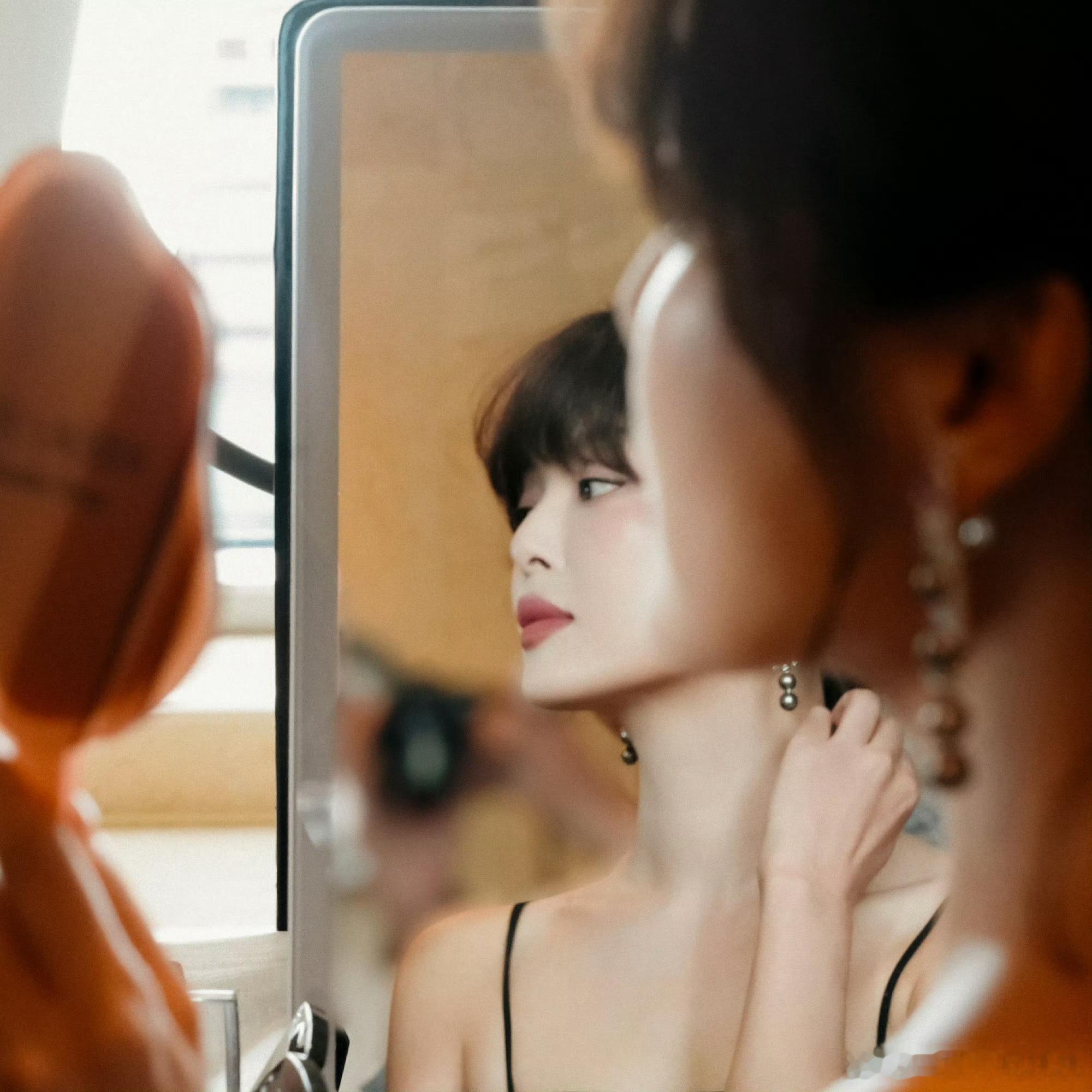 辛芷蕾身穿Elie Saab 2026 春夏高定礼服搭配 CHANEL 臻品珠宝