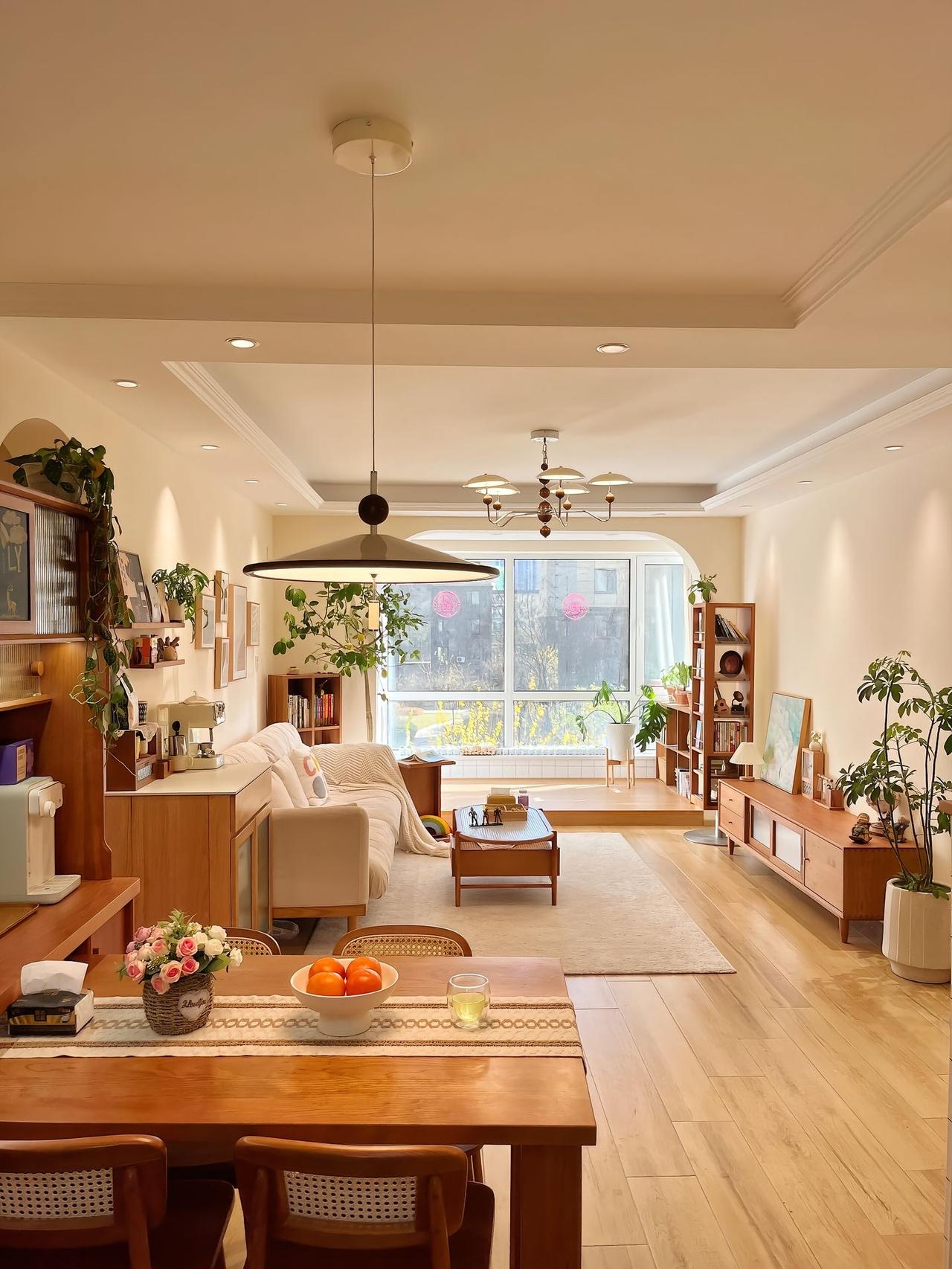 我家的客厅是一处满溢温馨的小天地。
米黄色墙面搭配简约石膏线，让空间显得柔和又雅