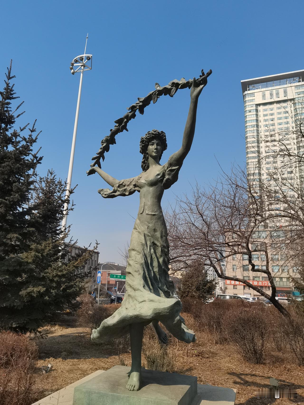 周末最重要安排，听从当下的身心需求。 无论是充满活力地外出，还是彻底在家躺平，只