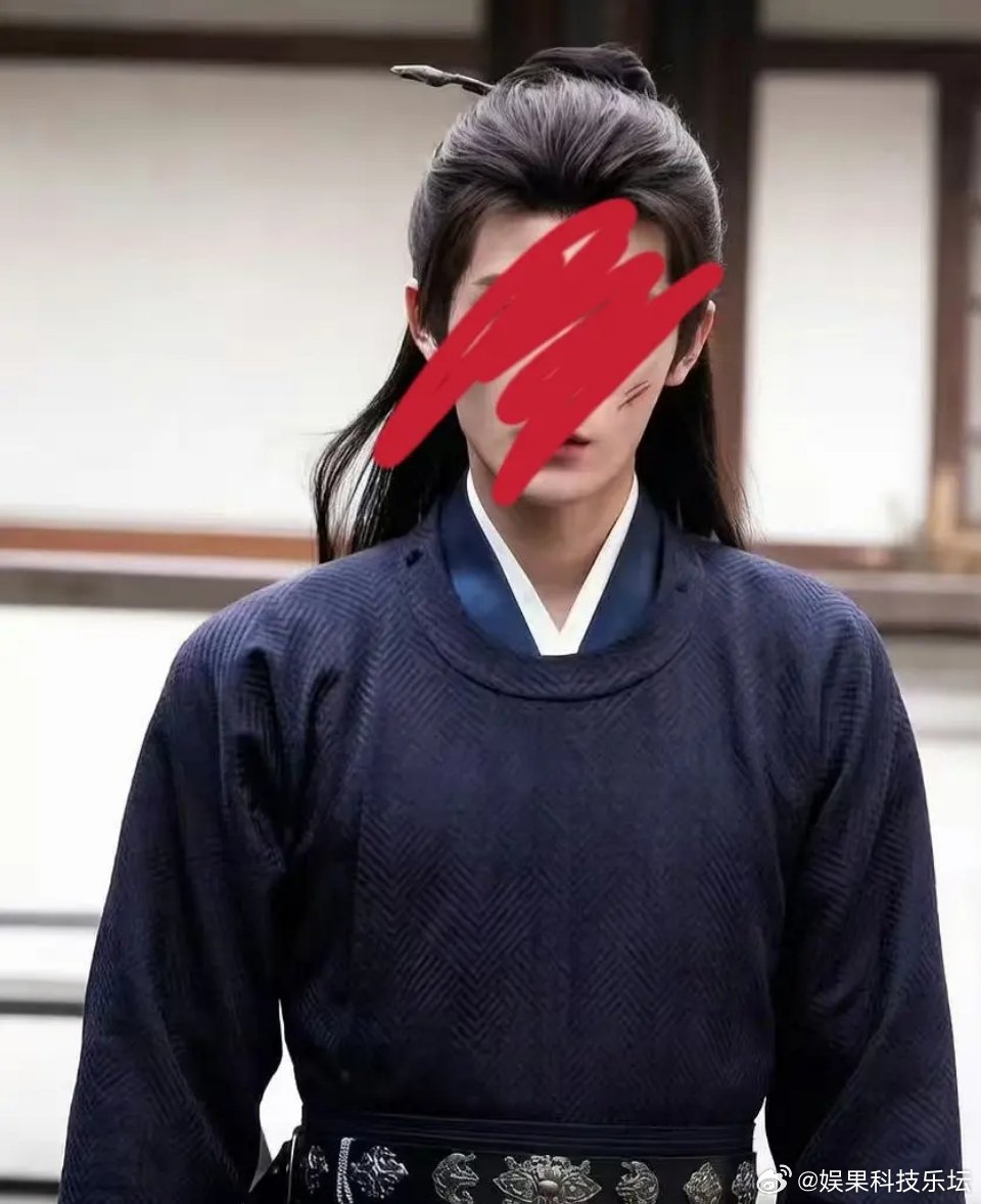 到底是为了谁才穿这么丑的衣服呀？ 