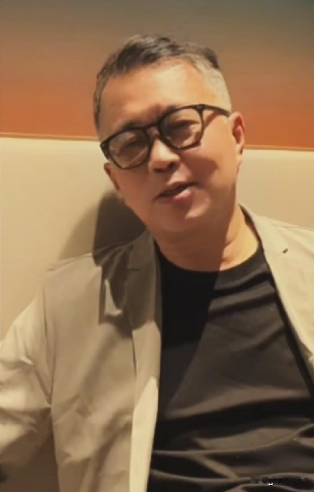 沈巍这是要“改行”当偶像吗，远看还有点像古天乐。最近画风突变，穿上笔挺灰色西装戴