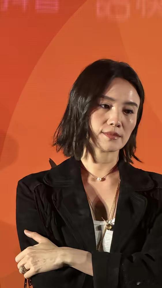看看人民的力量有多大
一个彻底废了
冒头就被喷
因为她金钱鼠尾、提笼架鸟
为反动