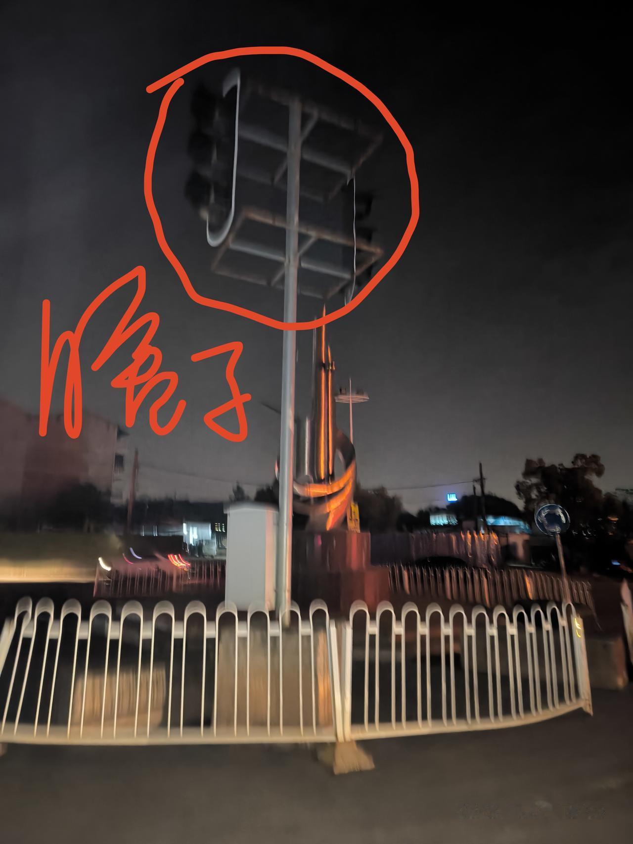 来，看图片。光谷八路有两处瞎灯，一是原武黄高速豹澥入口处转盘高挂的红绿灯，二是从