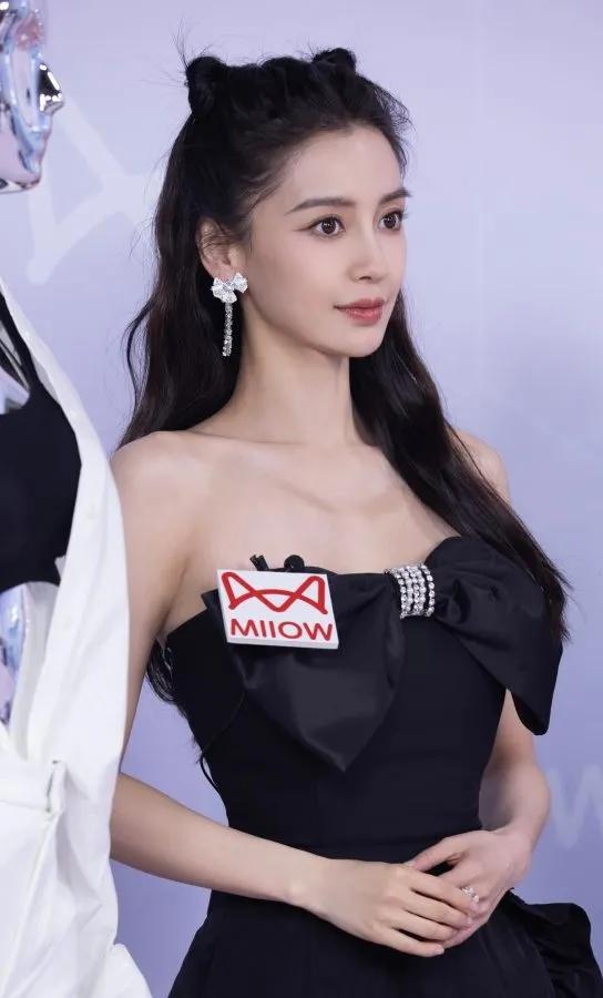 Angelababy代言文胸品牌现场秀长腿  