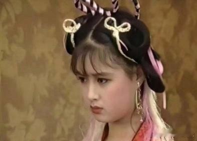 蒋欣15岁时的照片，竟难以辨认出是她。 ​​​