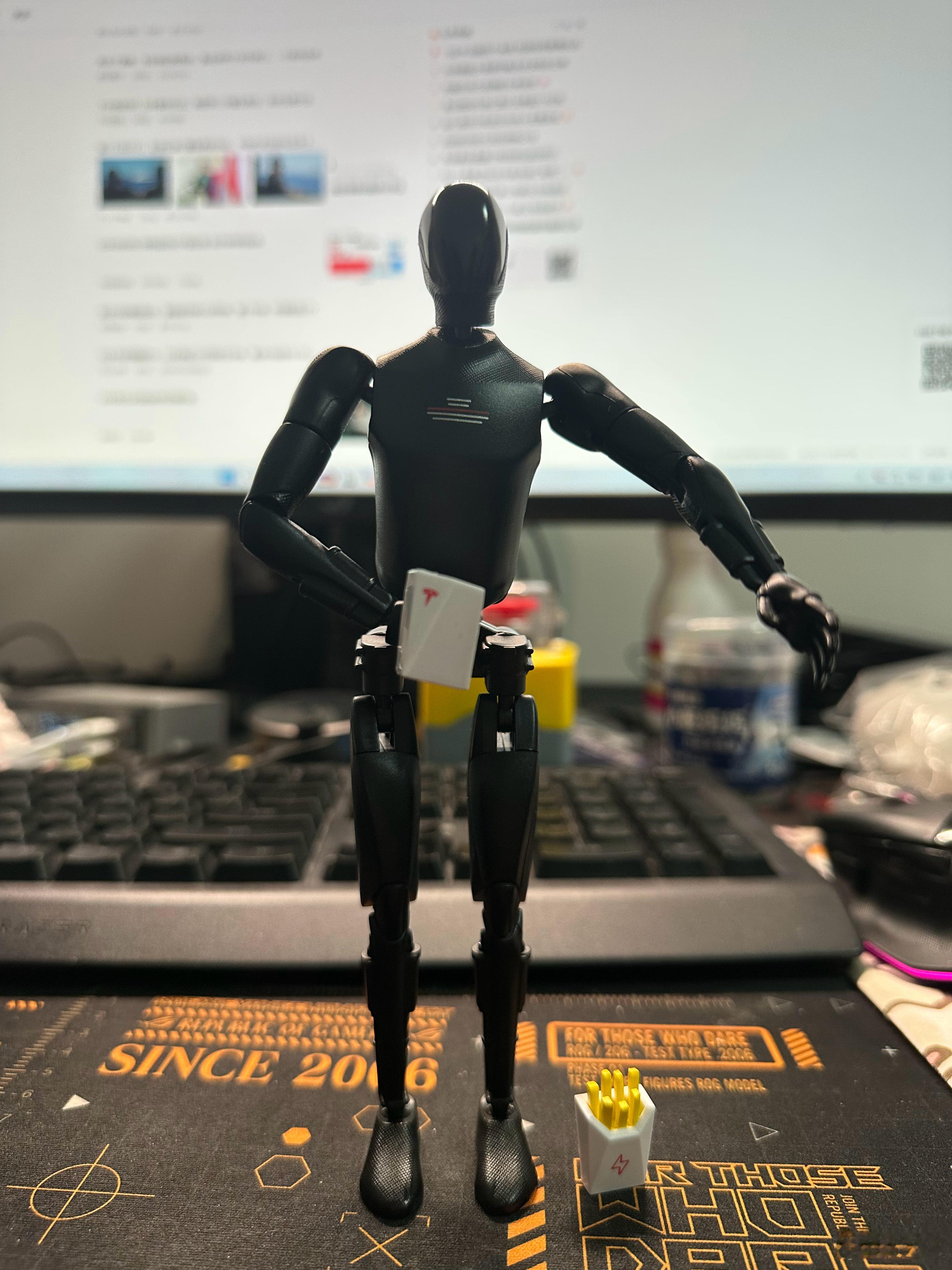 没想到同事买的Tesla Bot 盲盒摆件，开出了餐厅隐藏款