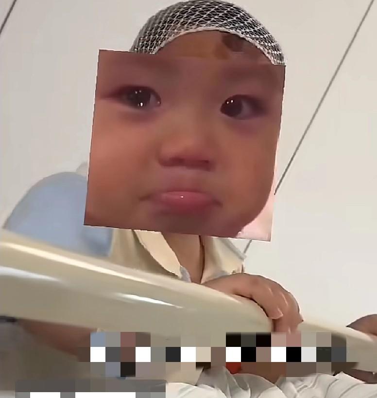 单亲妈妈送外卖摔了，

孩子头破了还扶她，

这事儿咋没人管？

凌晨医院急诊室
