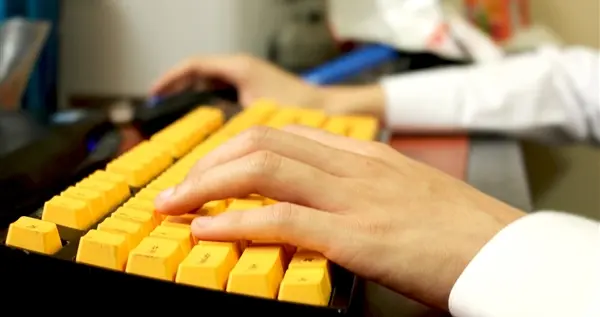 DeepSeek跌落神坛 月均下载量暴跌72.2% 真不行了吗！周鸿祎给观点