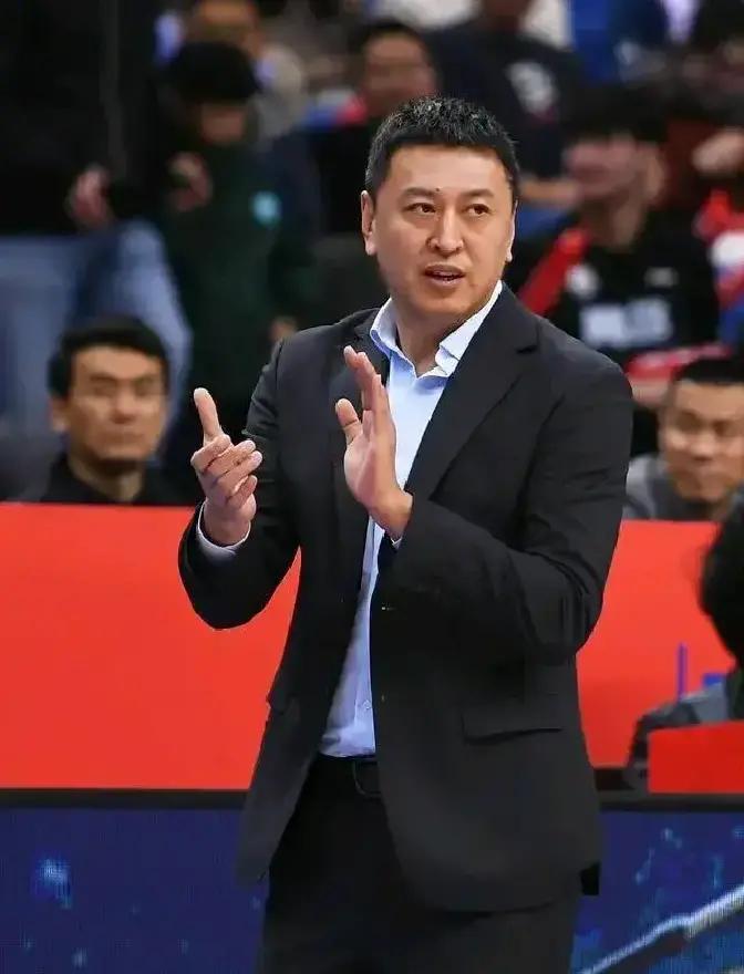 60%的CBA主帅是东北人，但这个浙江“儒将”用反常识操作破局：从主教练降格当助