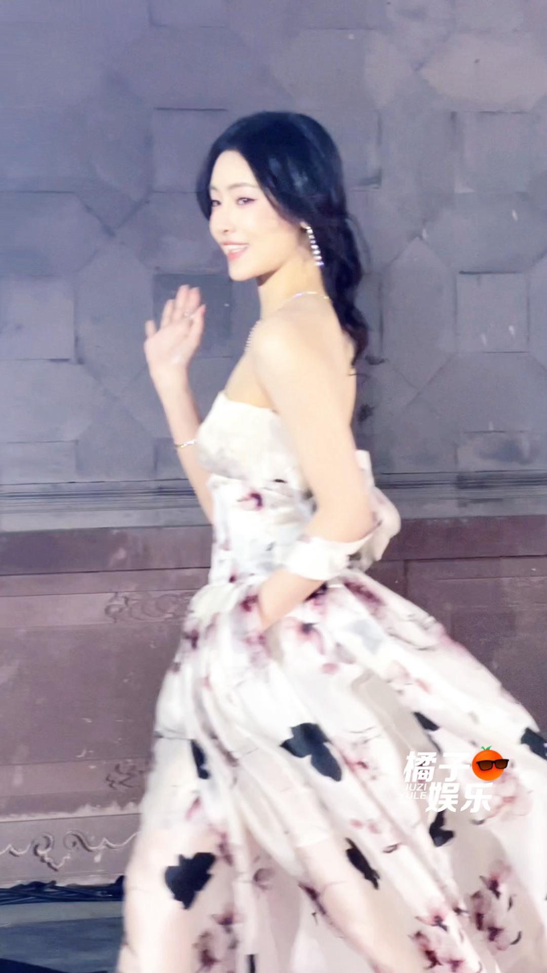 公主！许佳琪花瓣抹胸连衣裙