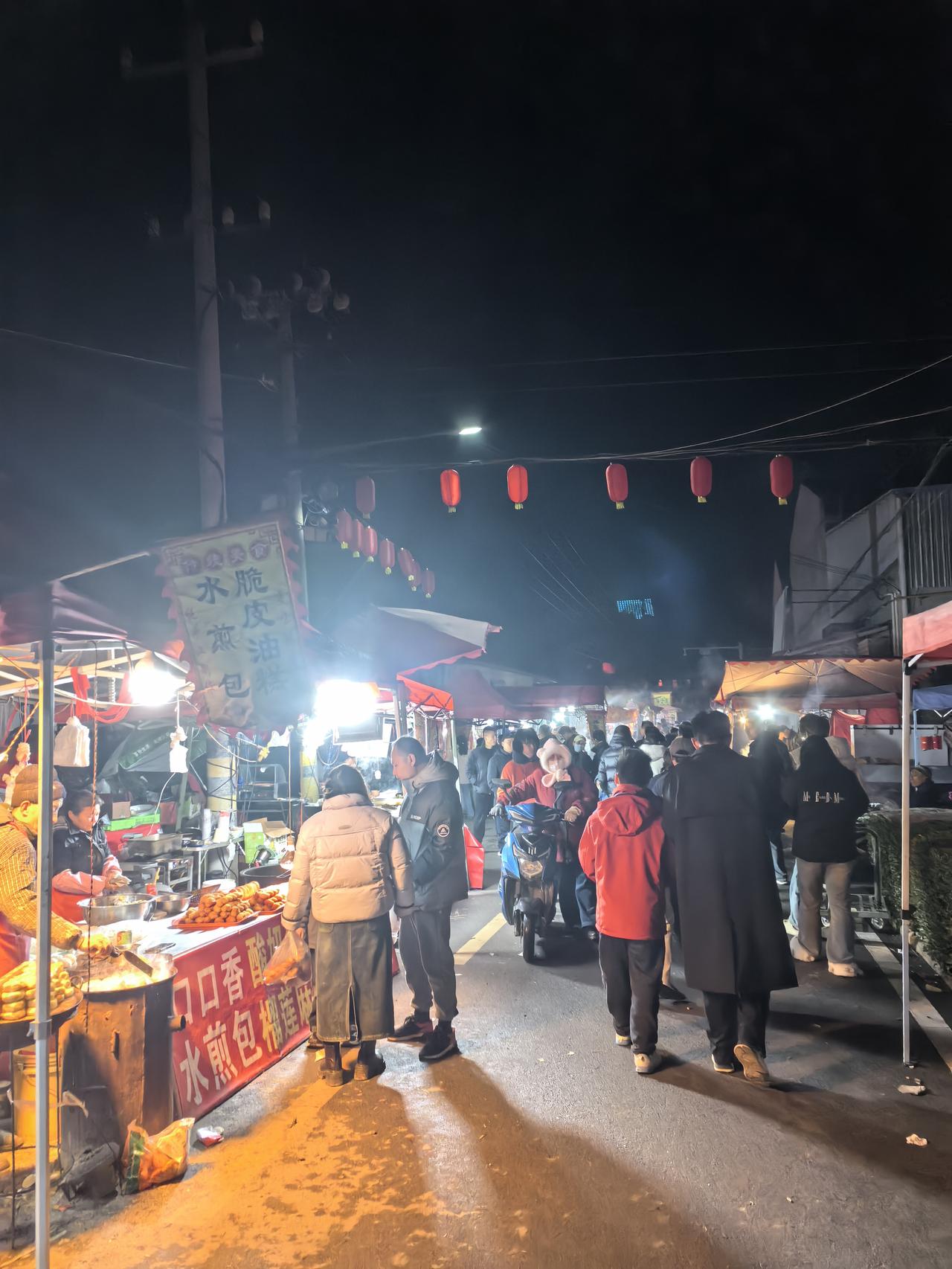 今年过年回家，街道上都没啥人气。
和朋友聊起来，也有同感，都说这年过的越来越没有