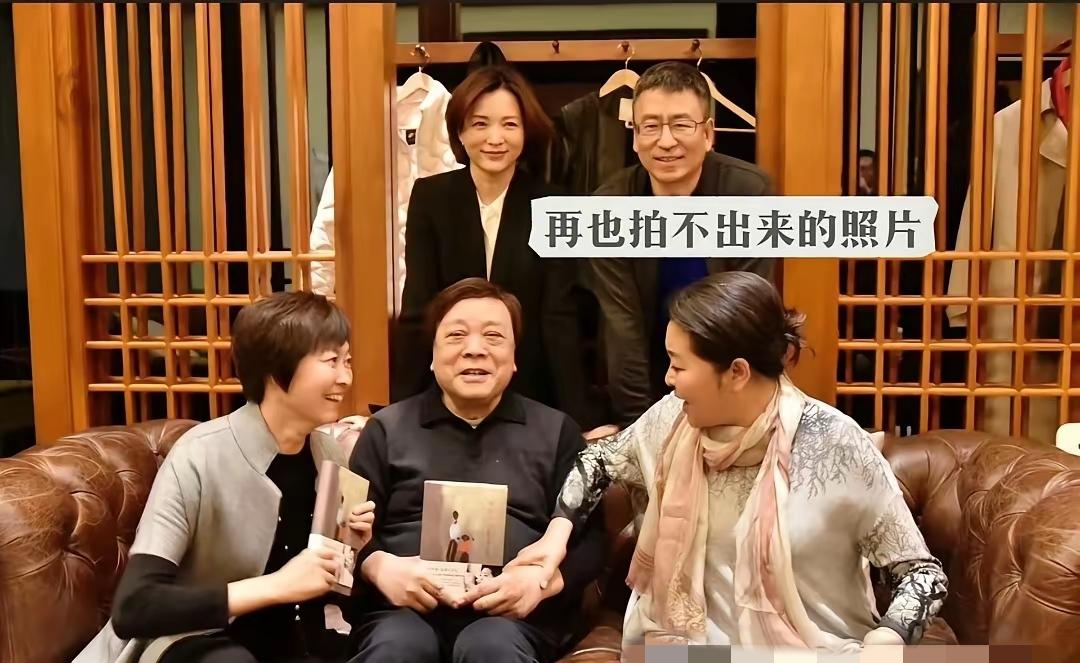 再也拍不出这样经典的照片了。
1、敬一丹享年71岁。没有主持过央视春节联欢晚会。