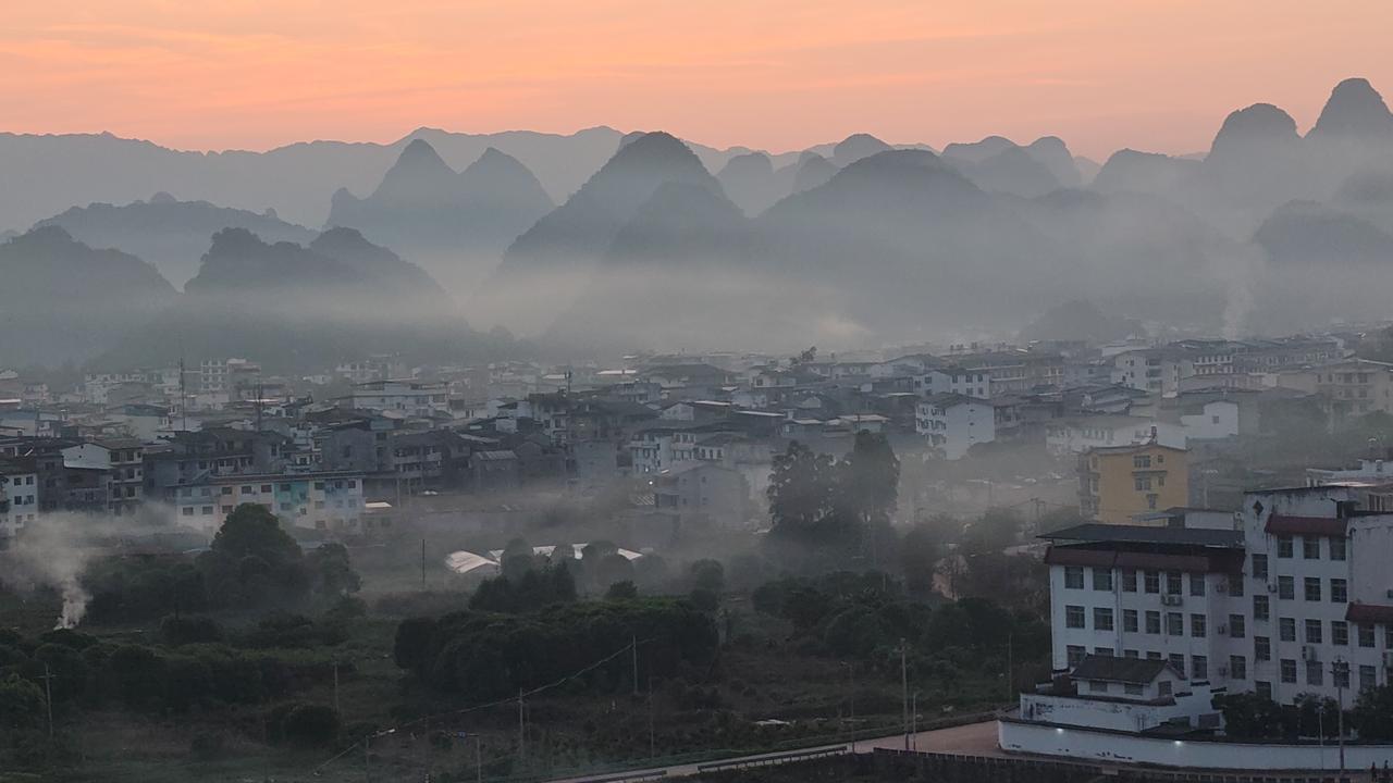 家乡美：夕阳余晖中的白沙古镇，宁静而美丽。（手机摄影）