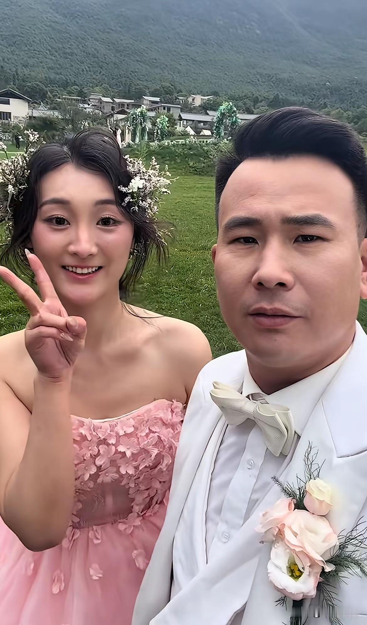 大衣哥前儿媳晒婚纱照，疑似好事将近。
大衣哥儿子朱小伟结婚时只有19岁，还没有到