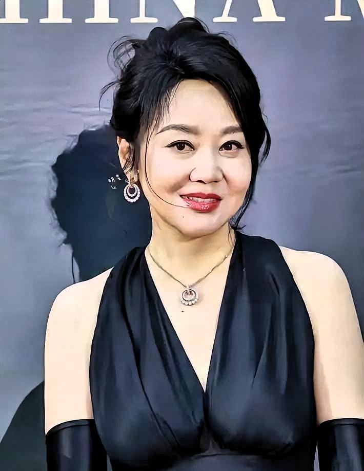 闫妮接过话筒的时候，步子明显晃了一下。

台下坐着一排视帝候选人。她没掏获奖名单