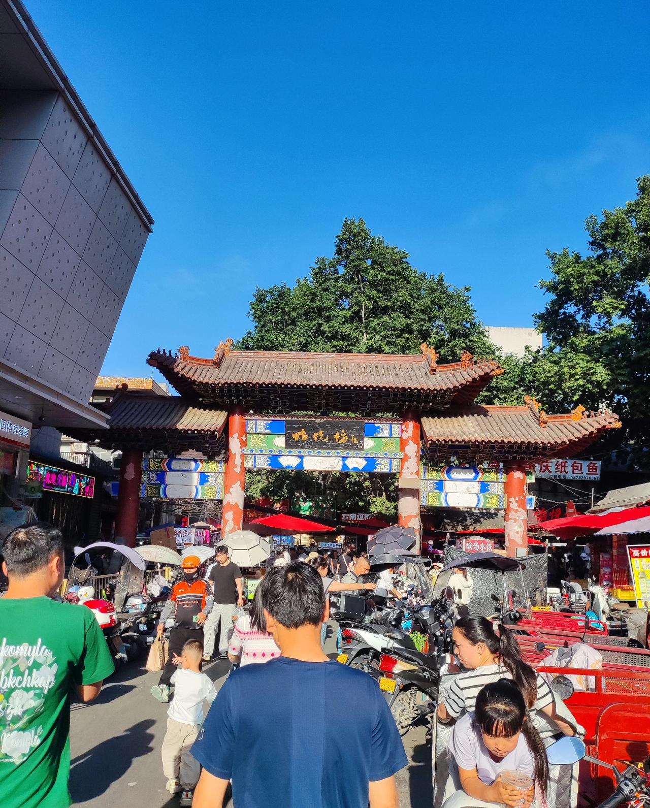 没错，昨天周末，又和朋友来韦曲老街吃美食了！
要说西安南郊哪里夜市最热闹，韦曲老