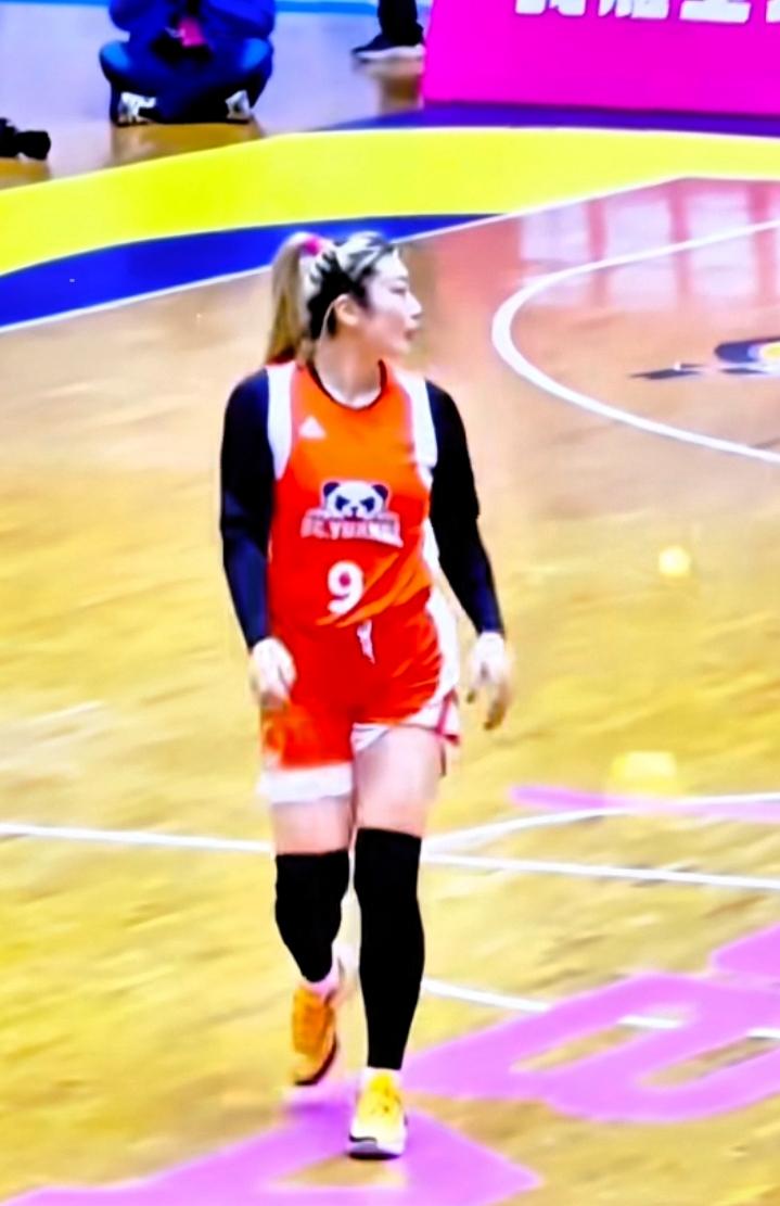 你心目中的女篮英雄是谁? 我也超认可李梦是女篮英雄！李梦运球如飞，进攻时那叫一个