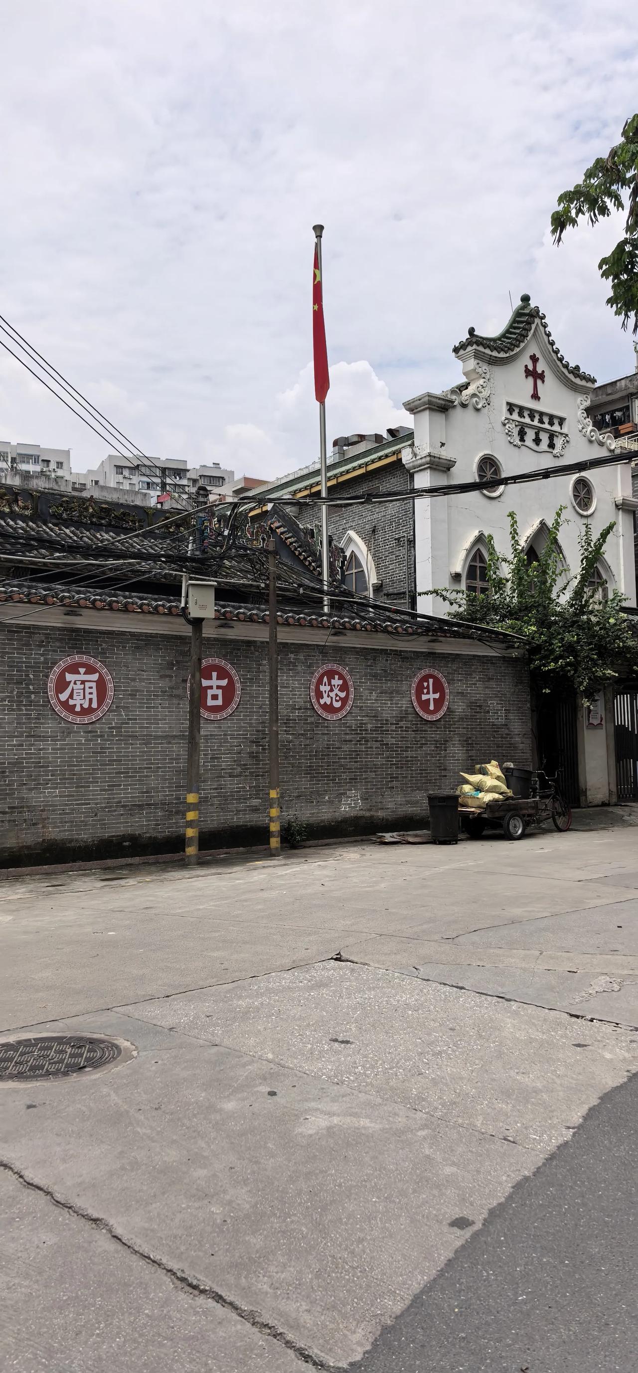 教堂⛪和古庙挨着个建起来，也只有在我们国内才能见到的吧。说不定他们里面的人经常交