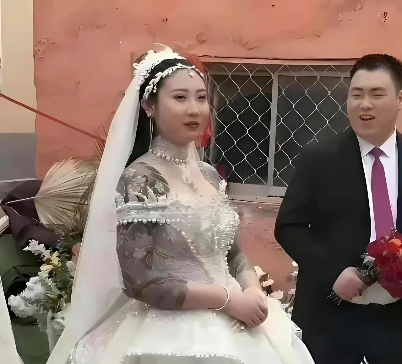 看着新娘子满臂的花臂，心里真不是滋味。这么标致的姑娘，穿上婚纱本该是白净美好的模