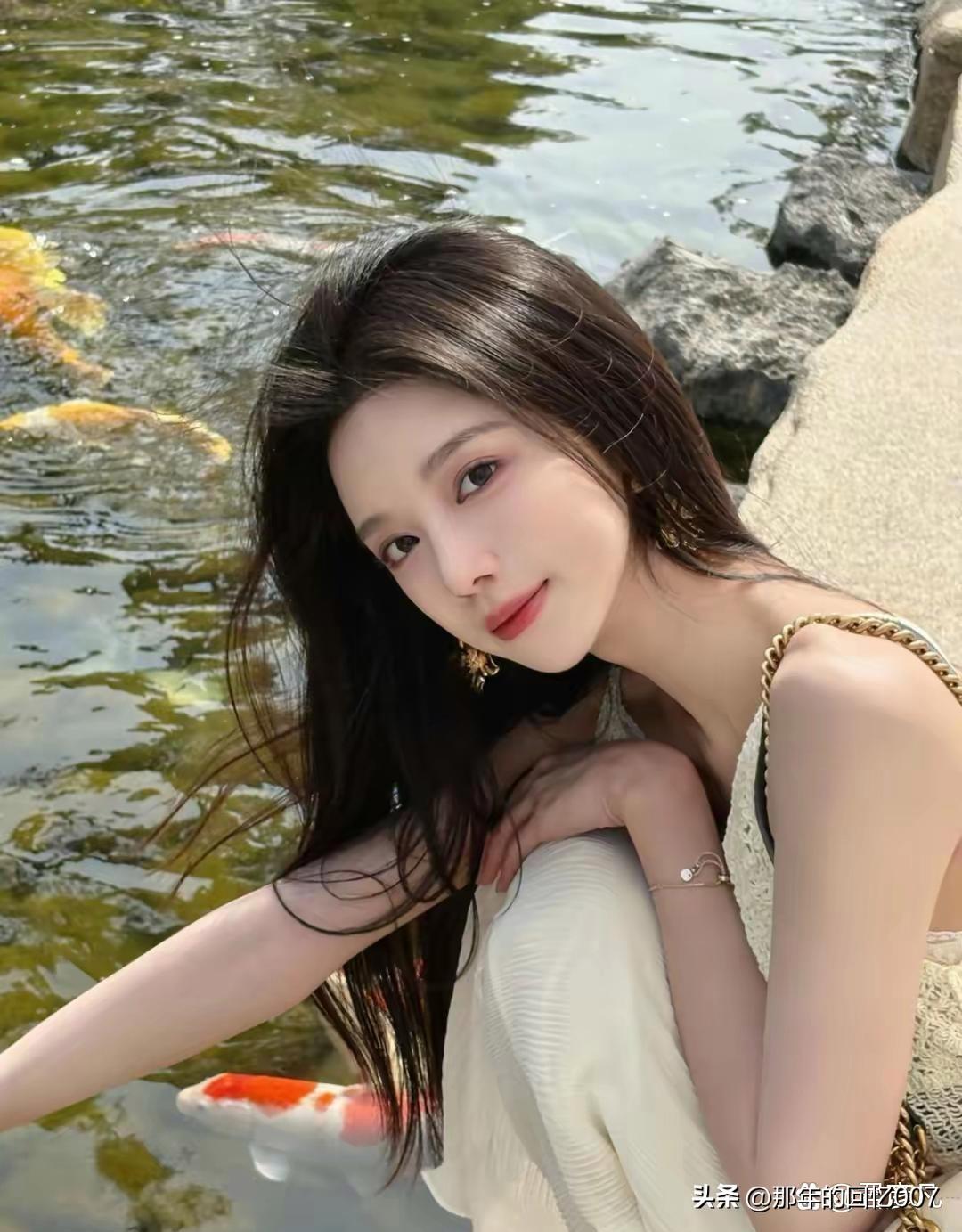 夏日酷热，若能与锦鲤相伴，那真是无比美好。想象踏入一片静谧园林，金鳞跃绿荷，清泉