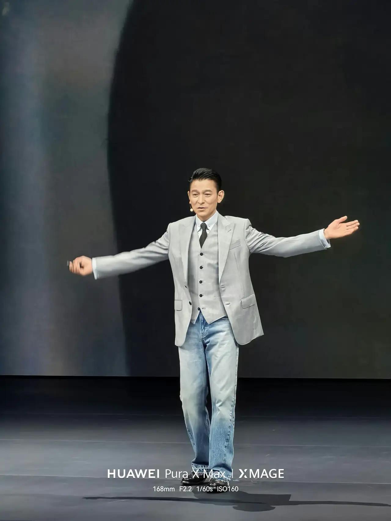 65岁的刘德华，没退、没垮、没端着——该拍戏拍戏，该唱歌唱歌，该陪家人陪家人，顺