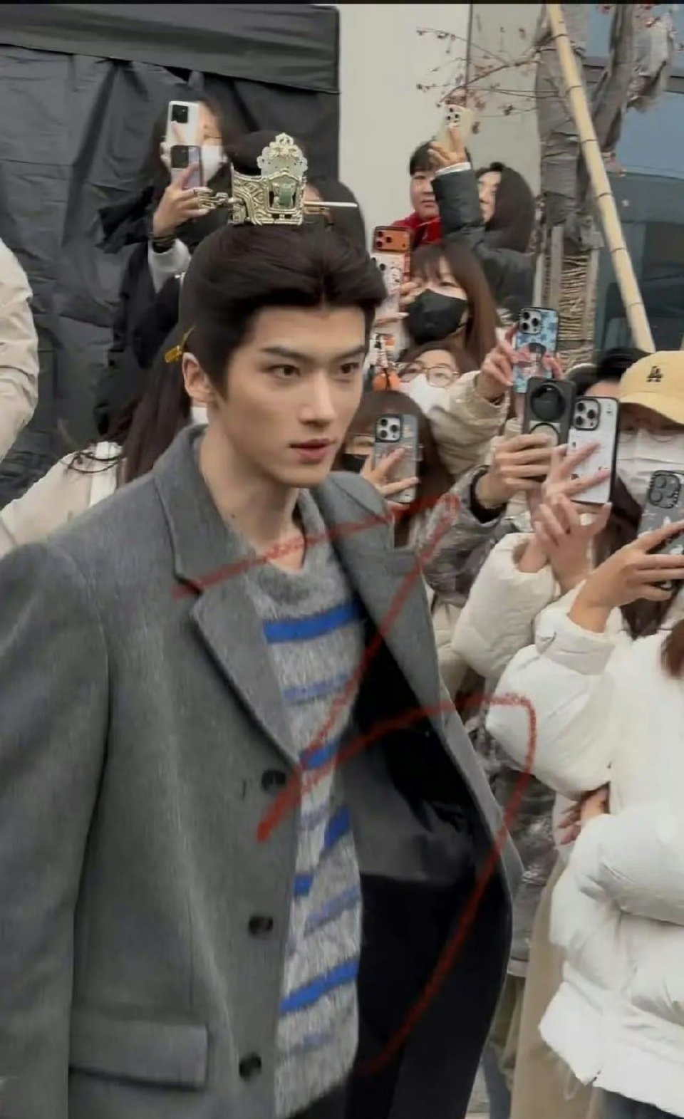 嫁金钗闫桉《嫁金钗》开机，男主造型束发普通，但是脸挺帅的，狠狠期待和田曦薇的合作