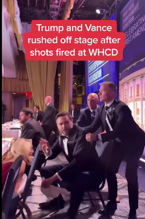 4月27日，美国总统特朗普表示，他在从白宫宴会厅撤离时，并未摔倒。他说是特勤人员