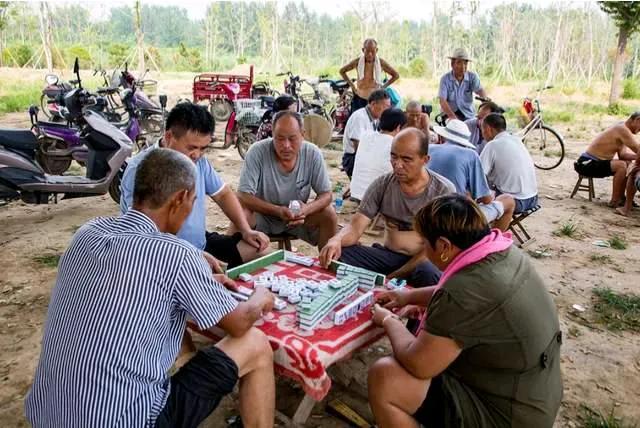 我觉得凡是抱怨农民苦的，如果是农民身份的，应该即刻就近把他户口变成城市户口。
如