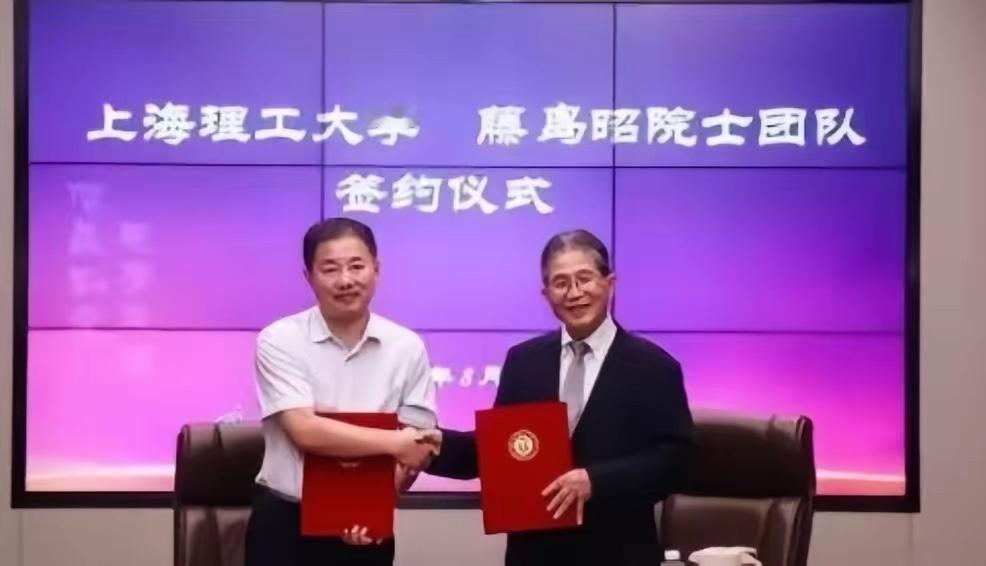 藤岛昭生于1942年，是东京大学应用化学专业博士，毕业后留校任教直至成为教授。1