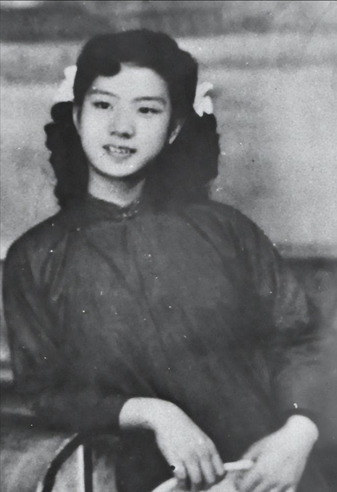 1949年，特务头子毛森审讯一个交际花，竟将手伸进交际花的旗袍，色眯眯地说：“真