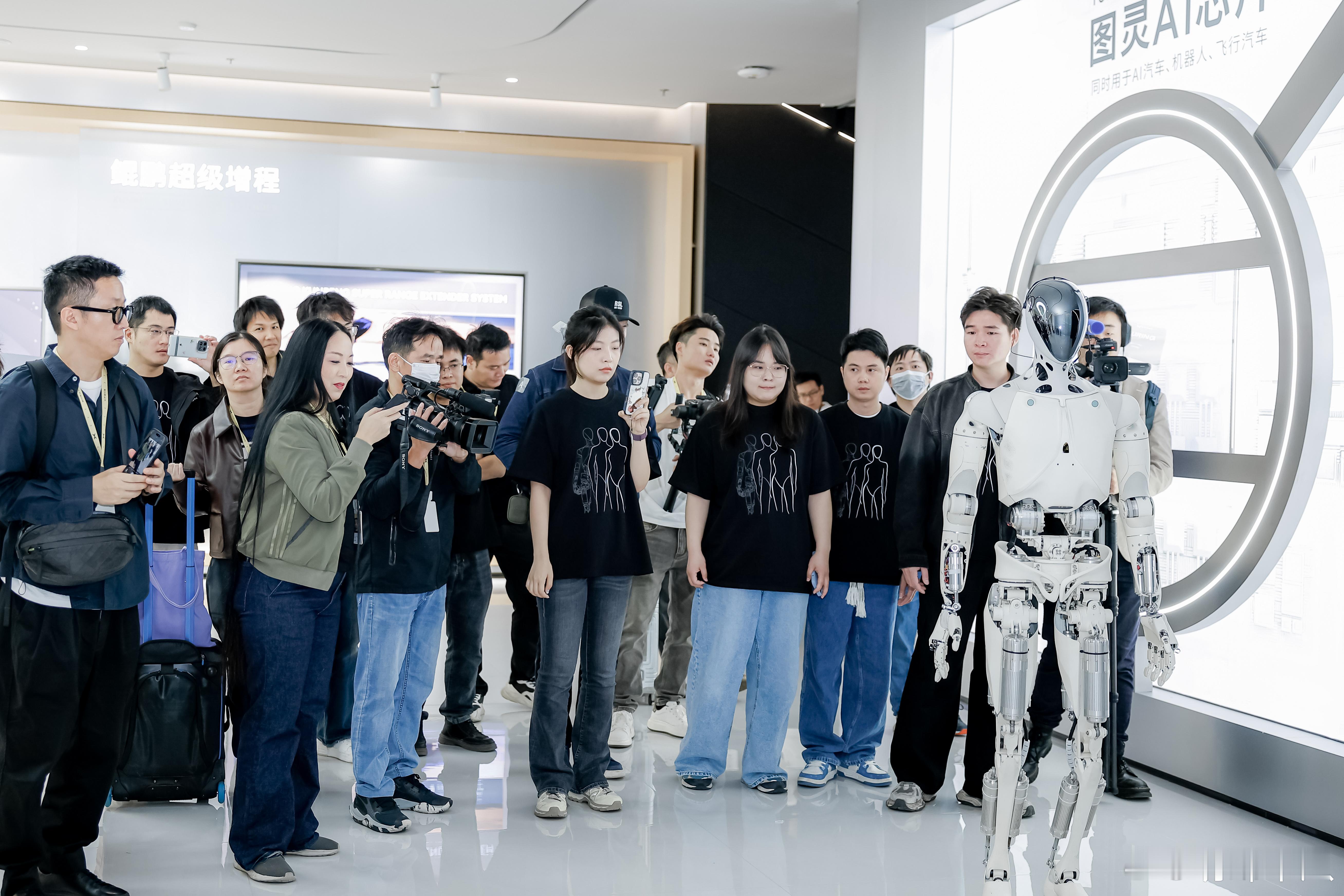 感觉小鹏是国内车企中“科技感”最重的，有特斯拉（加Space X）的样子。今天下