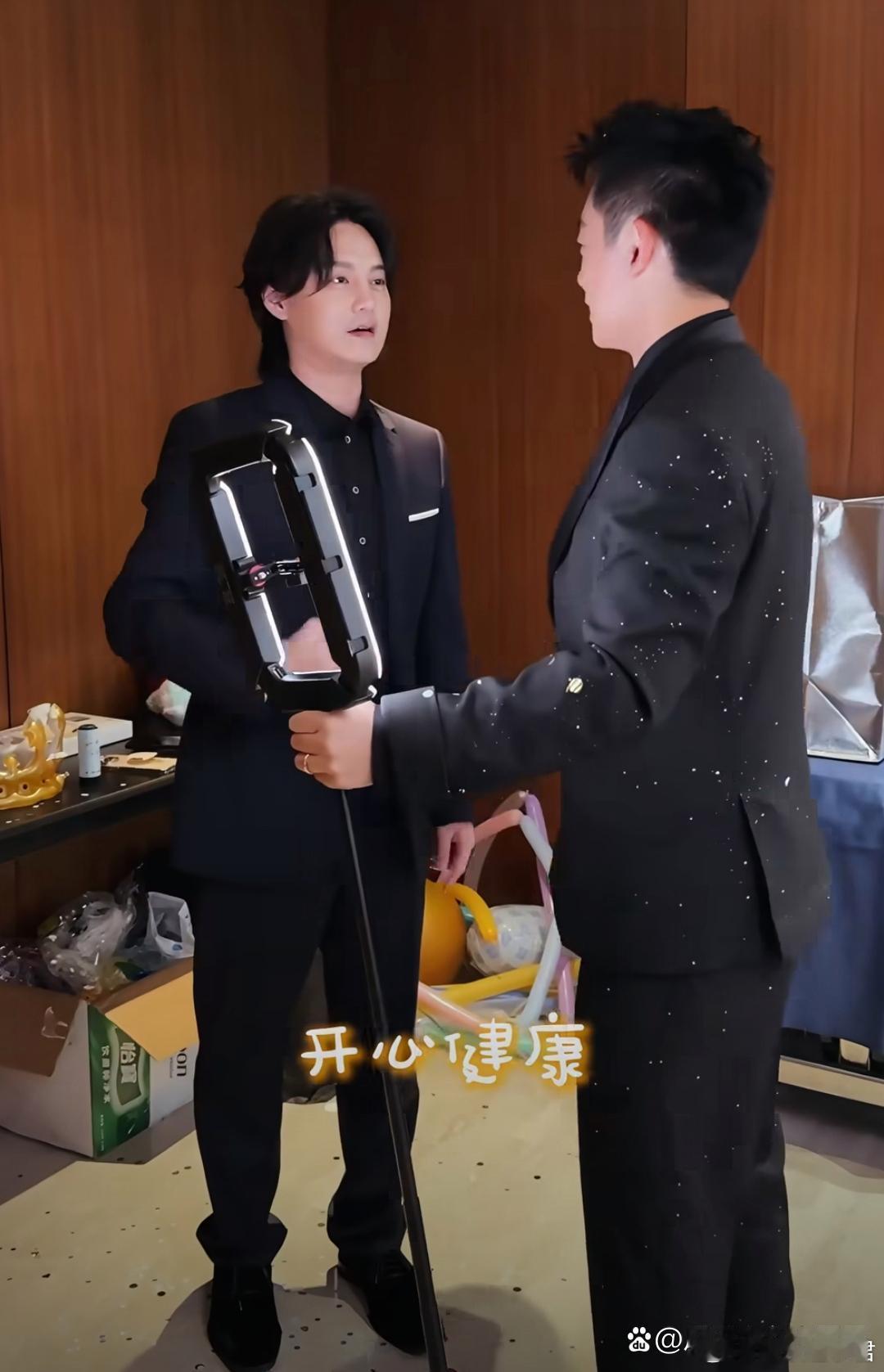 初代跑男重聚给郑恺庆生王祖蓝、尹正为郑恺庆生￼王祖蓝还和寿星合唱了《超级英雄》，